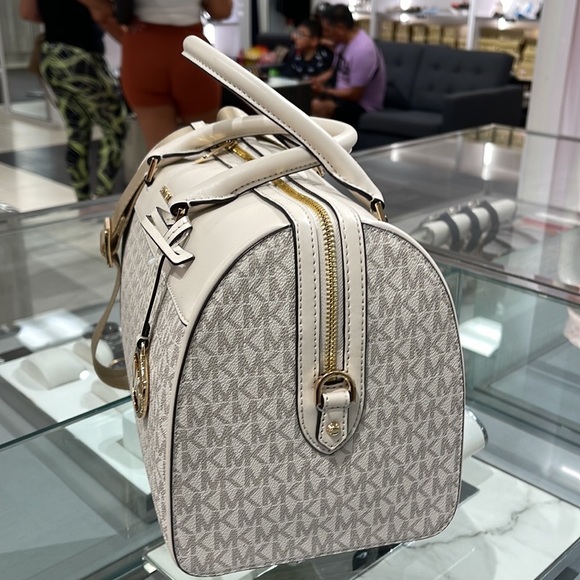 Michael Kors med Duffel Travel - Leather/Coated
35S2GTFU2B
Light Cream Multi
NWT - Picture 2 of 16